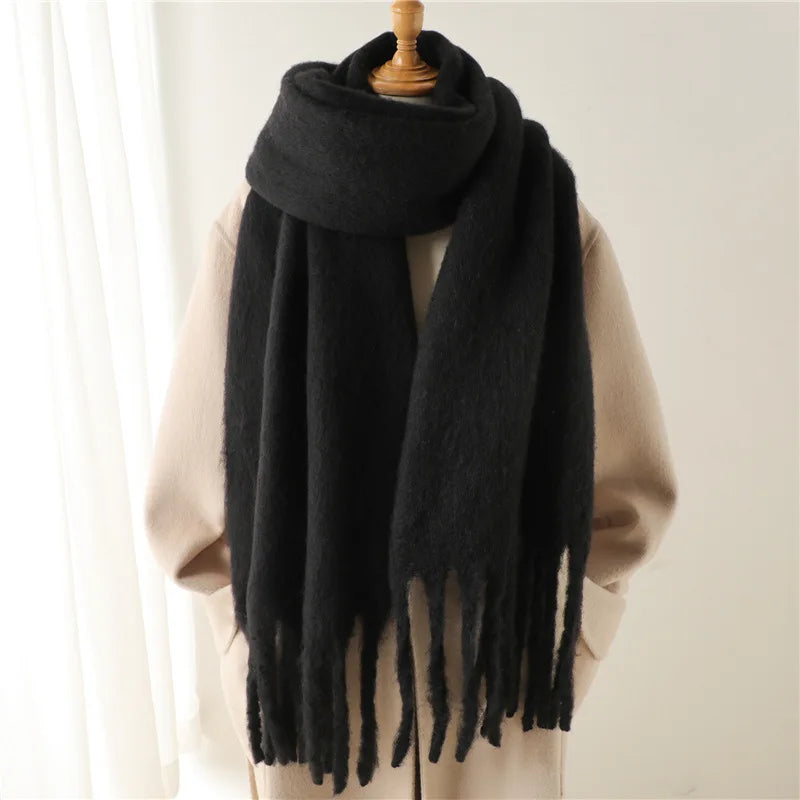 Warmer Schal mit langen Quasten