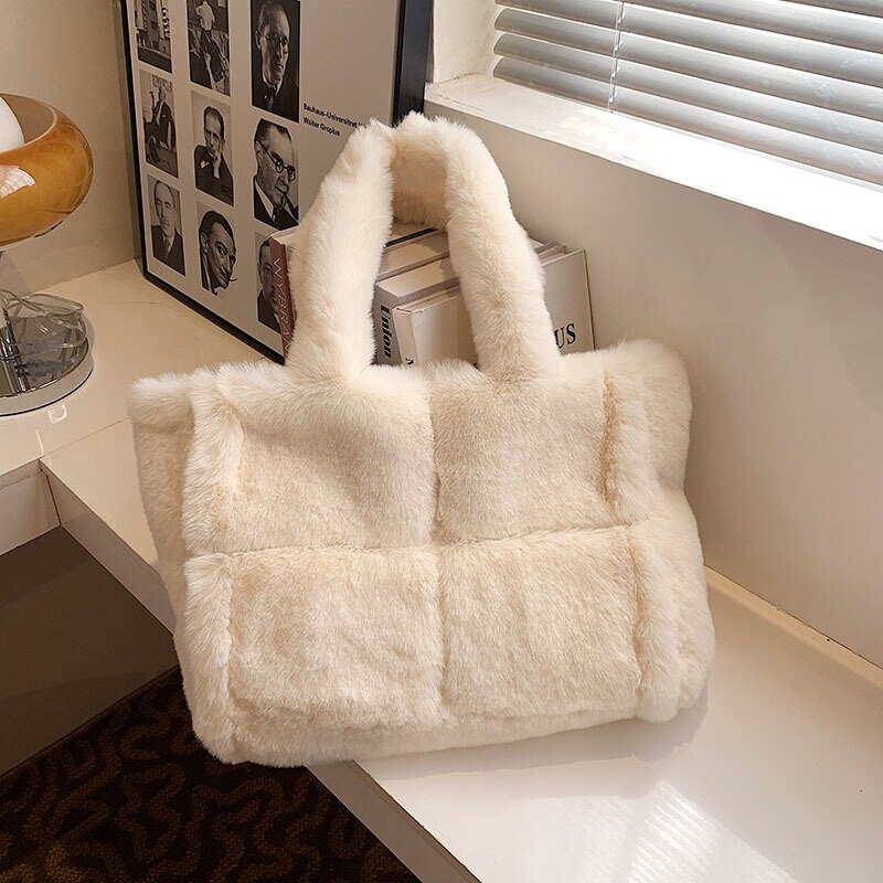 Kuschelige Handtasche | Weiches Kunstfell | Winterlicher Chic