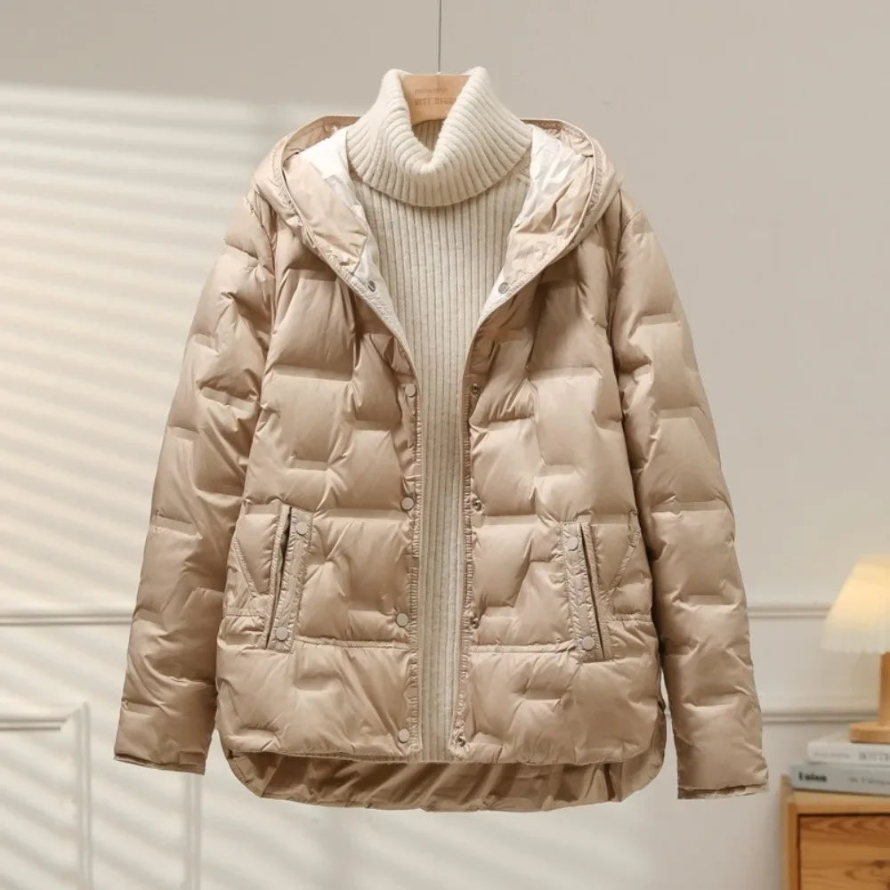 Aurora – Elegante Daunenjacke mit Kapuze