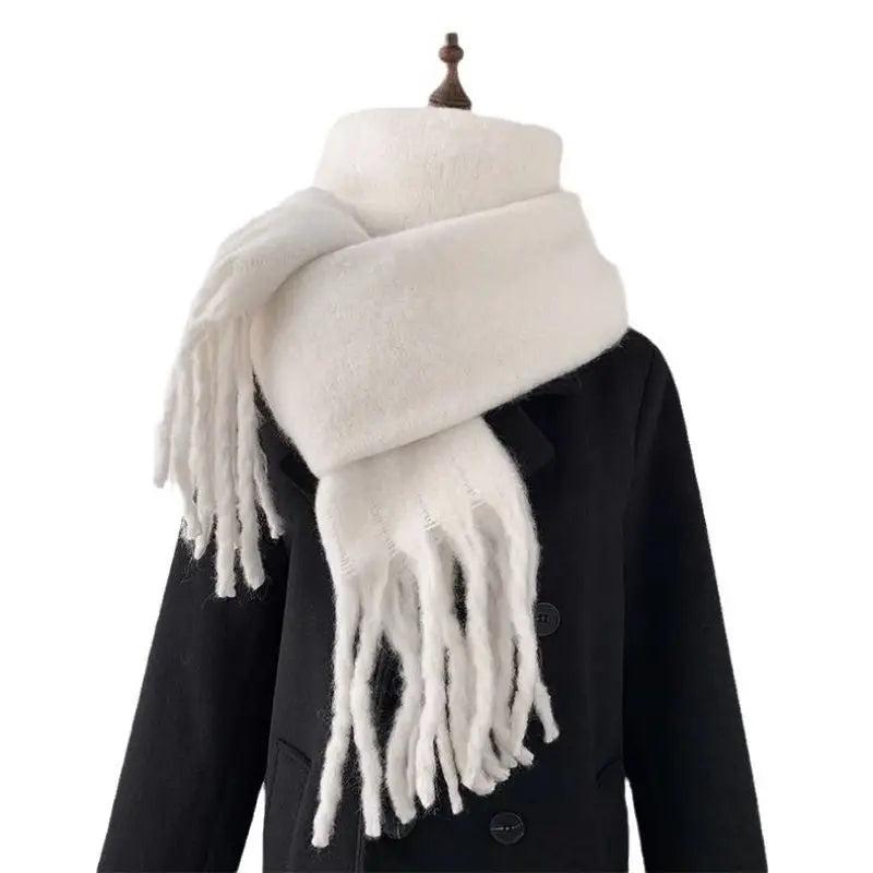 Warmer Schal mit langen Quasten