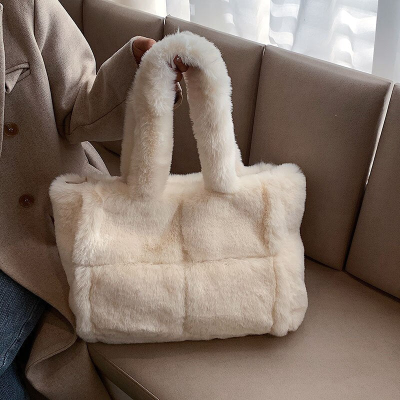 Kuschelige Handtasche | Weiches Kunstfell | Winterlicher Chic