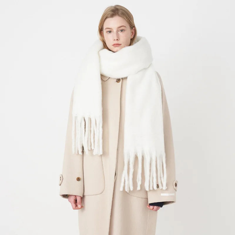 Warmer Schal mit langen Quasten