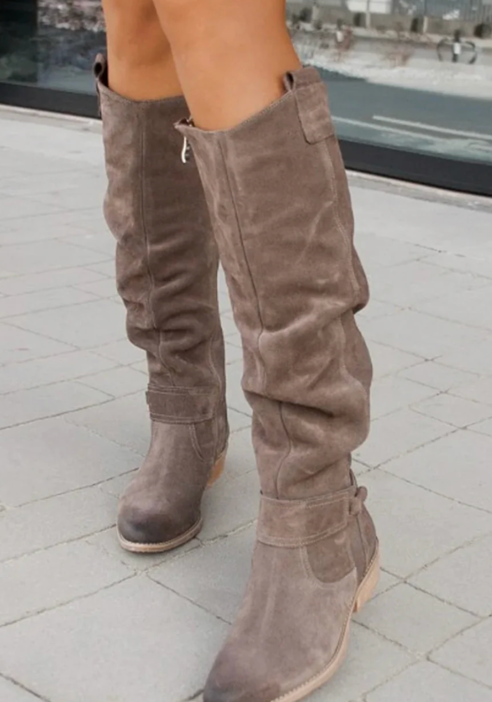 Kniehohe Stiefel mit Seitenreißverschluss