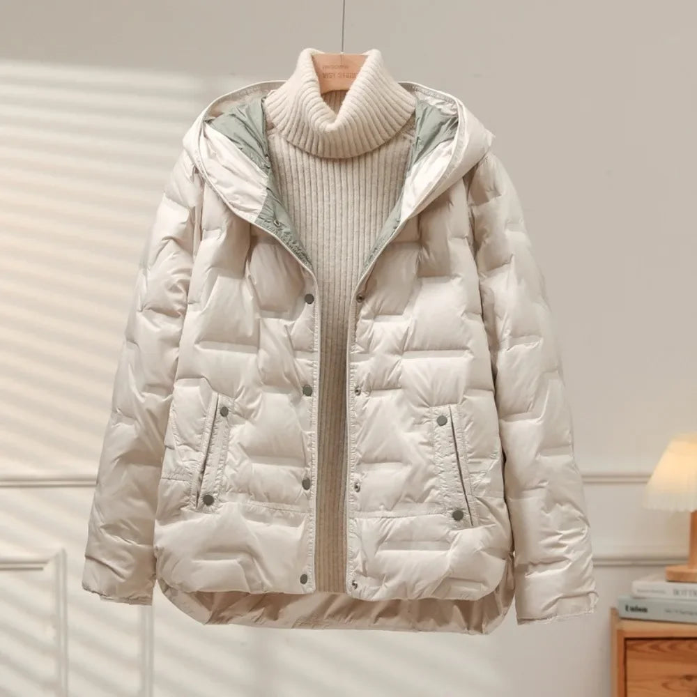 Aurora – Elegante Daunenjacke mit Kapuze