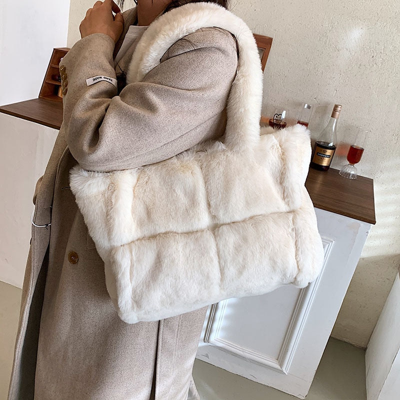 Kuschelige Handtasche | Weiches Kunstfell | Winterlicher Chic