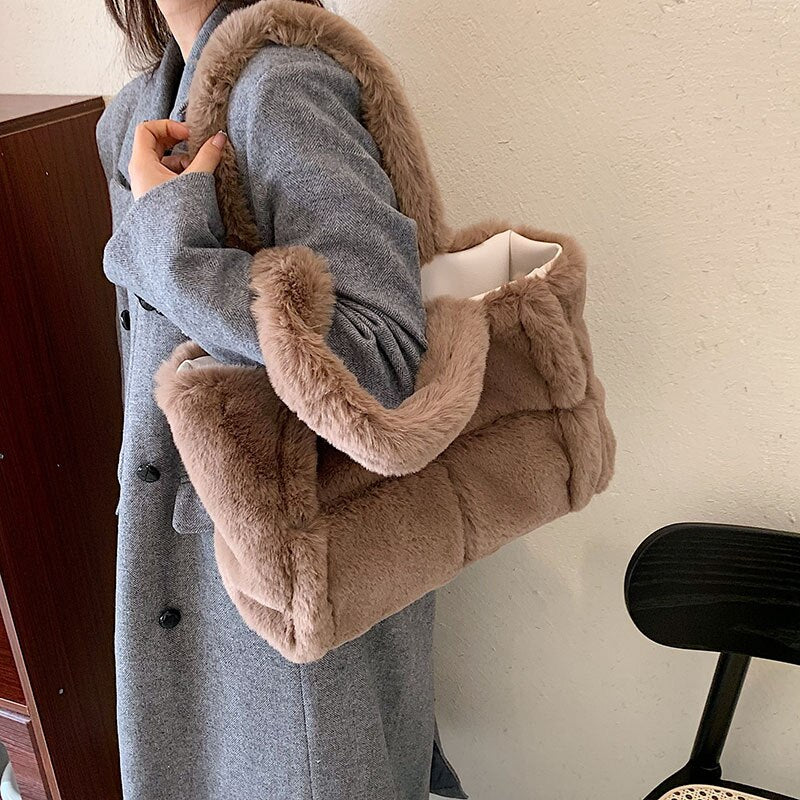 Kuschelige Handtasche | Weiches Kunstfell | Winterlicher Chic