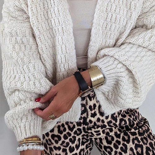 Weiße einfarbige kragenlose Strickjacke