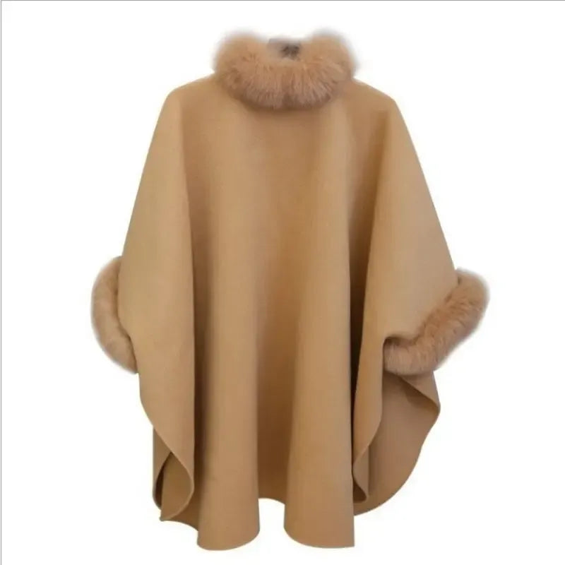 Elegante Damenjacke aus Wolle mit Cape