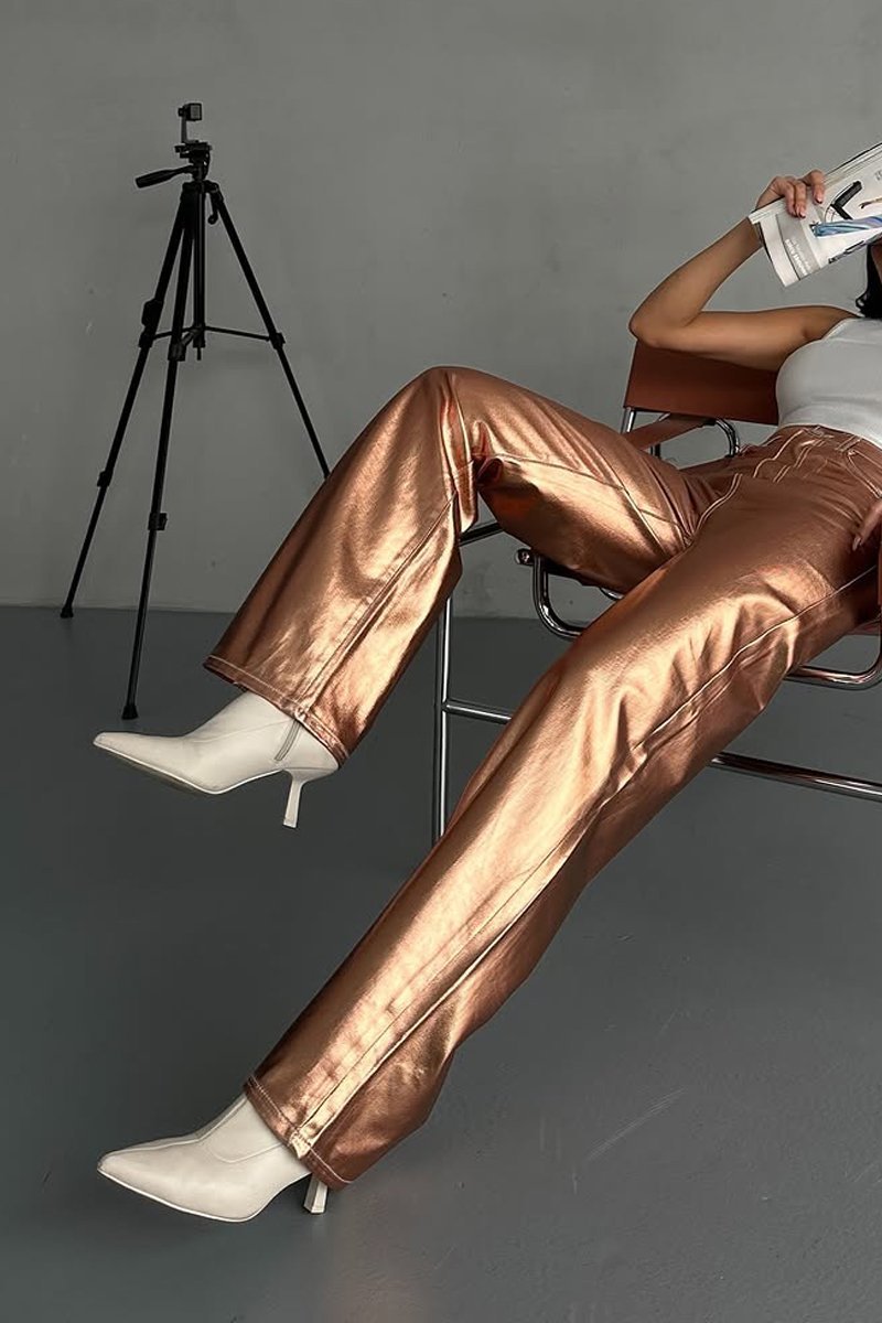 Weite Metallic-Hose | Glänzender Look | Modisches Statement